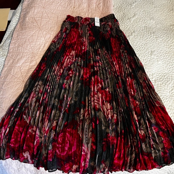 Bright and flowy White House Black Market pleated skirt. - Picture 1 of 3